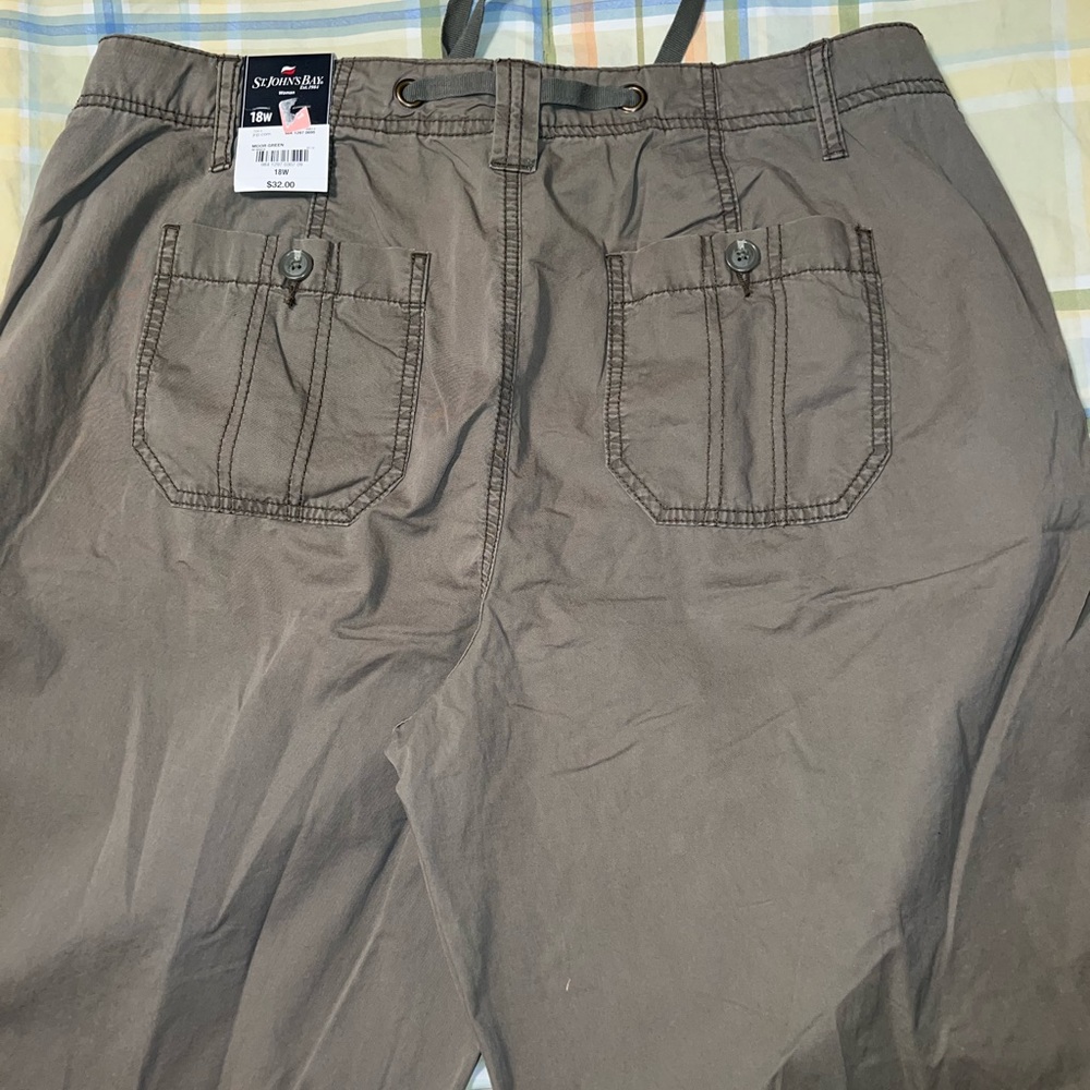Bundle of 5 Bermuda style woman size 18 ( 4 preowned & 1 NWT) - Picture 16 of 16